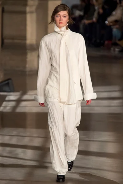 Look 16